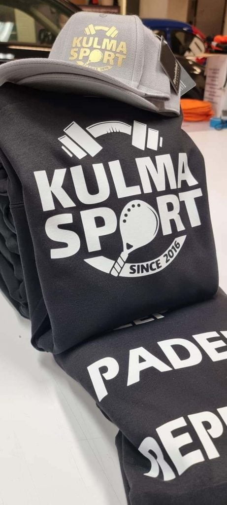 Paitapainatuksia ja lippispainatuksia